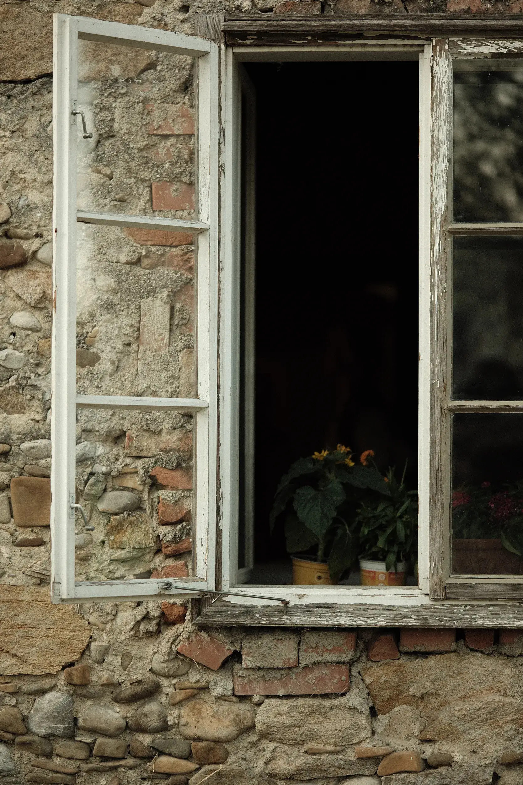Historisches Fenster mit Blumen